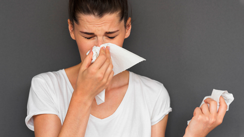 Ragazza che si soffia il naso